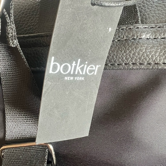 BOTKIER  NYLON TRAVEL CROSSBODY black NWT. Snap closure. Two front zippers - Picture 10 of 13